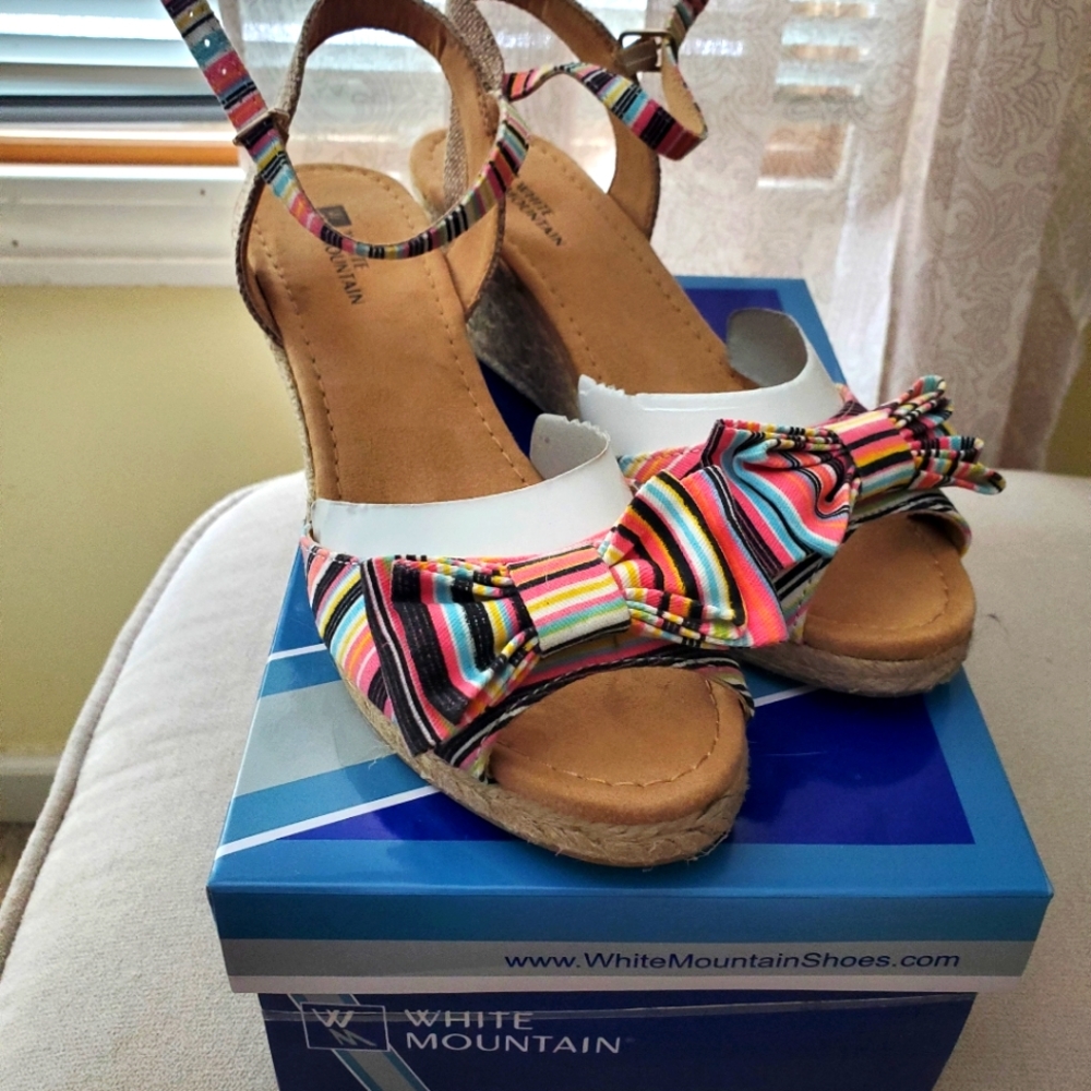 WHITE MOUNTAIN Bow on toe Wedges. Fabric, Size 8